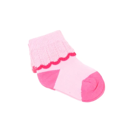 Les enfants portent des chaussettes pour enfants en coton