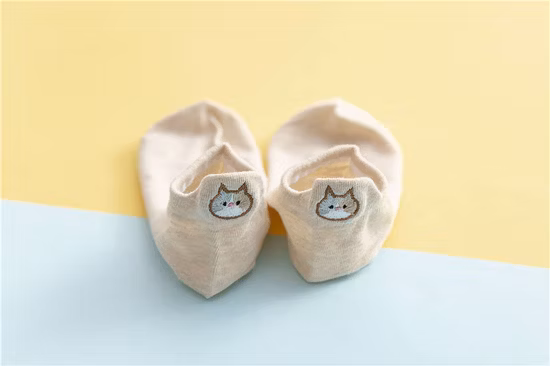 Sourire confortable de haute qualité des femmes de la broderie de visage de coton Chaussettes courtes à la cheville