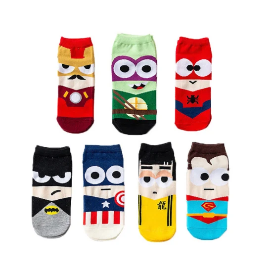 Enfants Cottonsuperhero Dessin animé coloré Conception personnalisée pour enfants Chaussettes heureuses de sport anti-dérapantes