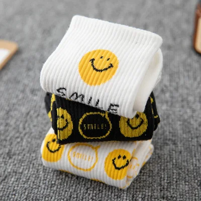 Dessin animé Smiley chaussettes femmes mode japonaise Kawaii mignon équipage chaussettes filles blanc noir sourire visage décontracté coton chaussette