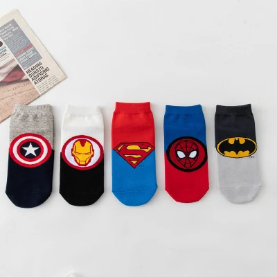 Chaussettes de dessin animé de coton de bonneterie invisible respirante d'hommes de mode cool de style super héros en gros